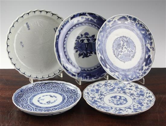 A rare Kakiemon moulded blue and white plate, c.1750-80, 16.5-21cm (5)